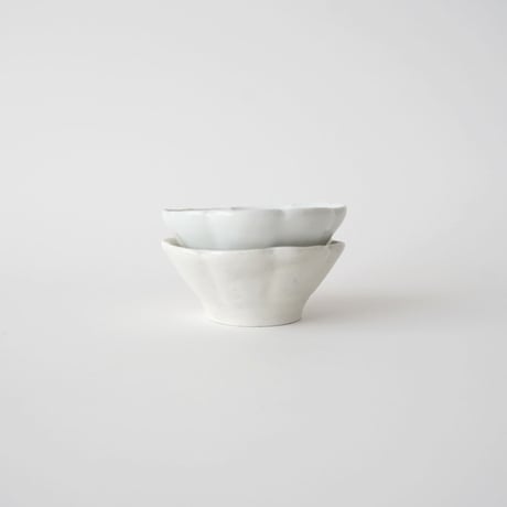 14 竹下努・青白磁松花堂小鉢 / 深輪花