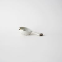 13 壷田亜矢 / 茶漉し（白磁）