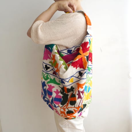 【pokipcee ポキプシー】スザニ刺繍フード付きパーカー pokipcee ポキプシー スザニ刺繍フード付きパーカー CATEGORY