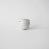 28 壷田亜矢 / 蓋物（白磁）