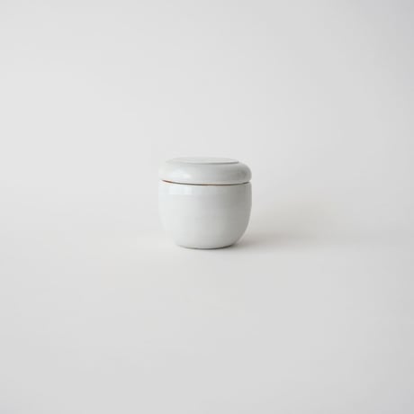 28 壷田亜矢 / 蓋物（白磁）