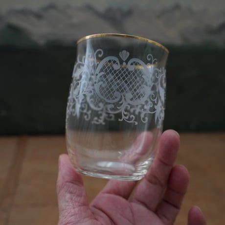 金縁の白い花のコップ