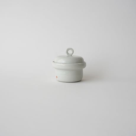 32 壷田亜矢 / 蓋物（白磁）