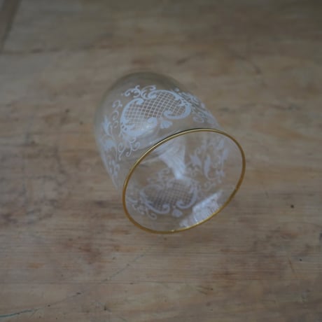 金縁の白い花のコップ