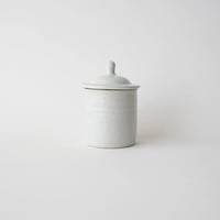 38 壷田亜矢 / 蓋物（白磁）