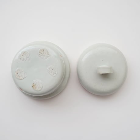 32 壷田亜矢 / 蓋物（白磁）