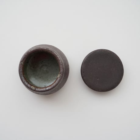 26 壷田亜矢 / 蓋物（土もの）