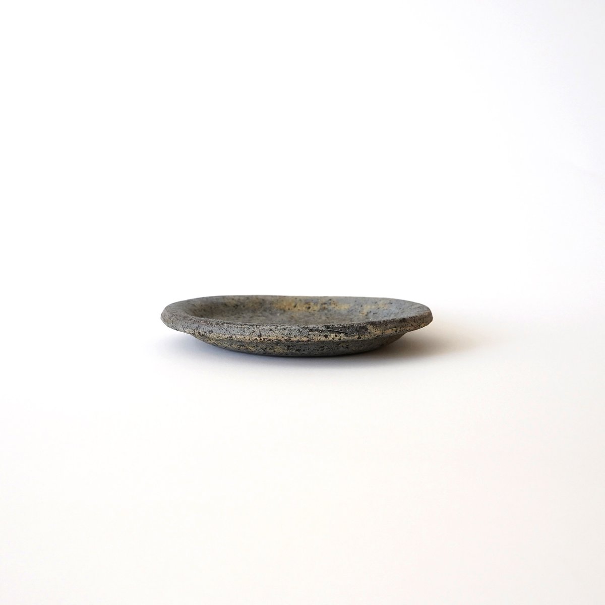 壷田和宏・亜矢 黒原土炭化焼〆皿 fit=scale-down,w=1200