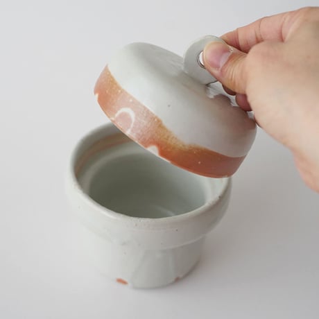 37 壷田亜矢 / 蓋物（白磁）