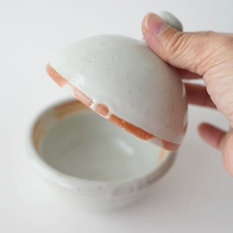 31 壷田亜矢 / 蓋物（白磁）