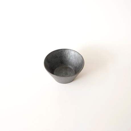 田代倫章・黒灰中鉢（台形）