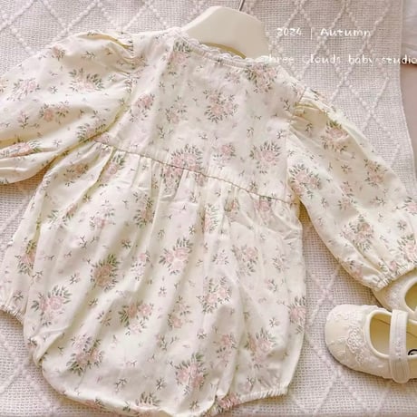 pale-colored flowersロンパース(959)