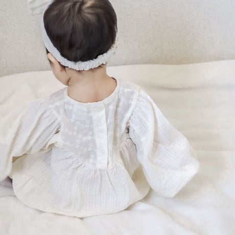 即納【bebeholic】flower embroidery  rompers (be18)