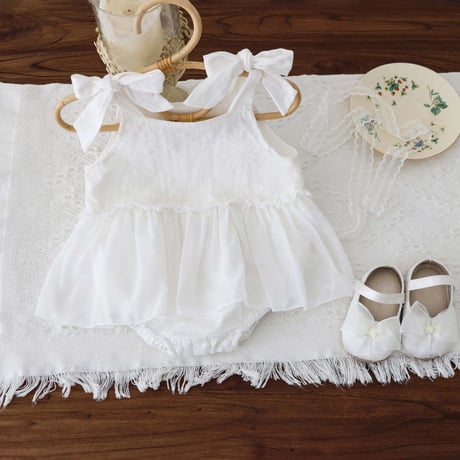 white×beige ショルダーリボンフロントレースチュールスカートロンパース(1077)