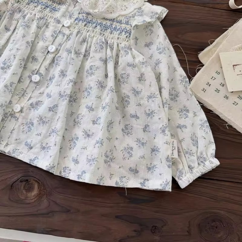 ブルーフローラルシャーリングブラウス(2000) | こどもふく moco kids