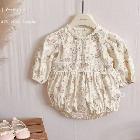 pale-colored flowersロンパース(959)