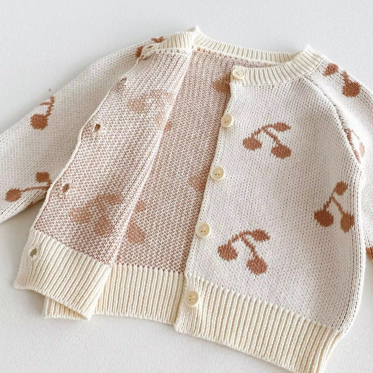 チェリー刺繍ワンカラーニットカーディガン(666) | こどもふく moco kids