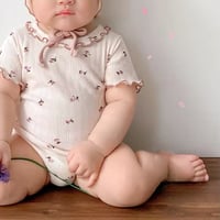 即納あり◆ボンネット付き小花柄プチフリルリブロンパース(943)
