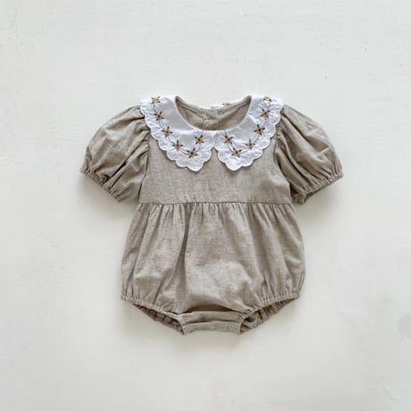 apricot gray フラワー刺繍襟パフスリーブロンパース(3123)
