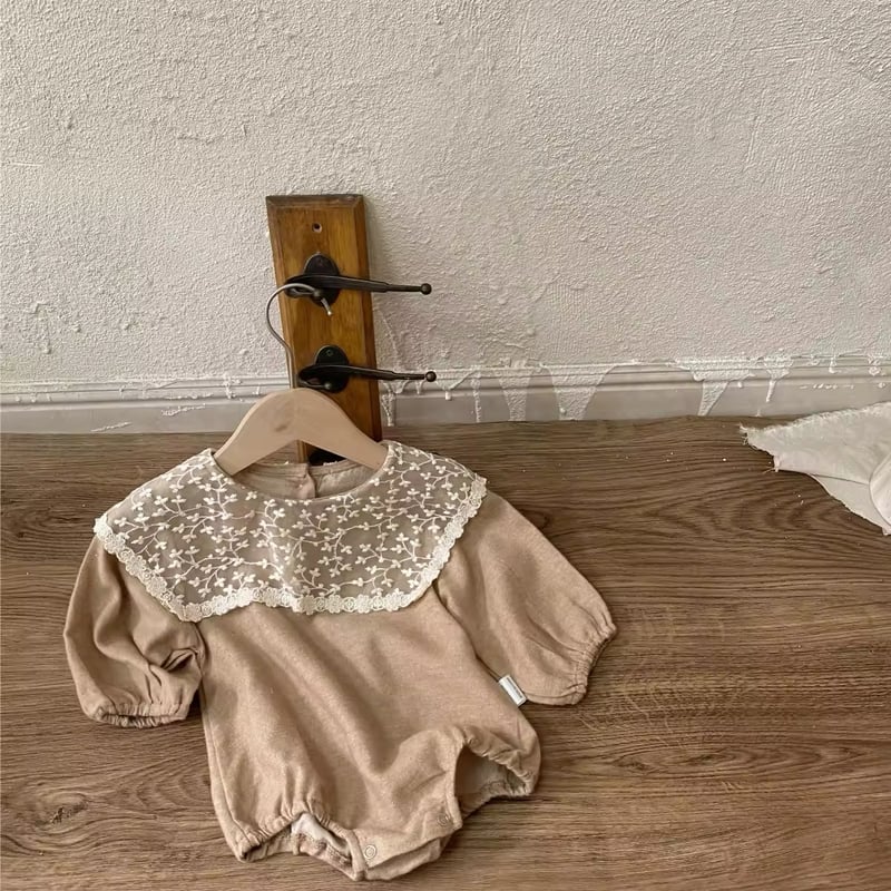 即納あり◇BIGスクエアレースcollarモカロンパース(1055) | こどもふく