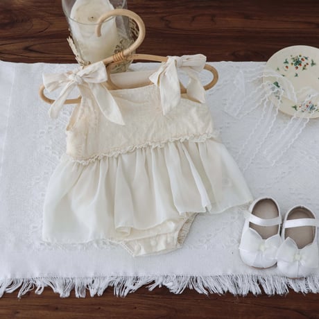 white×beige ショルダーリボンフロントレースチュールスカートロンパース(1077)