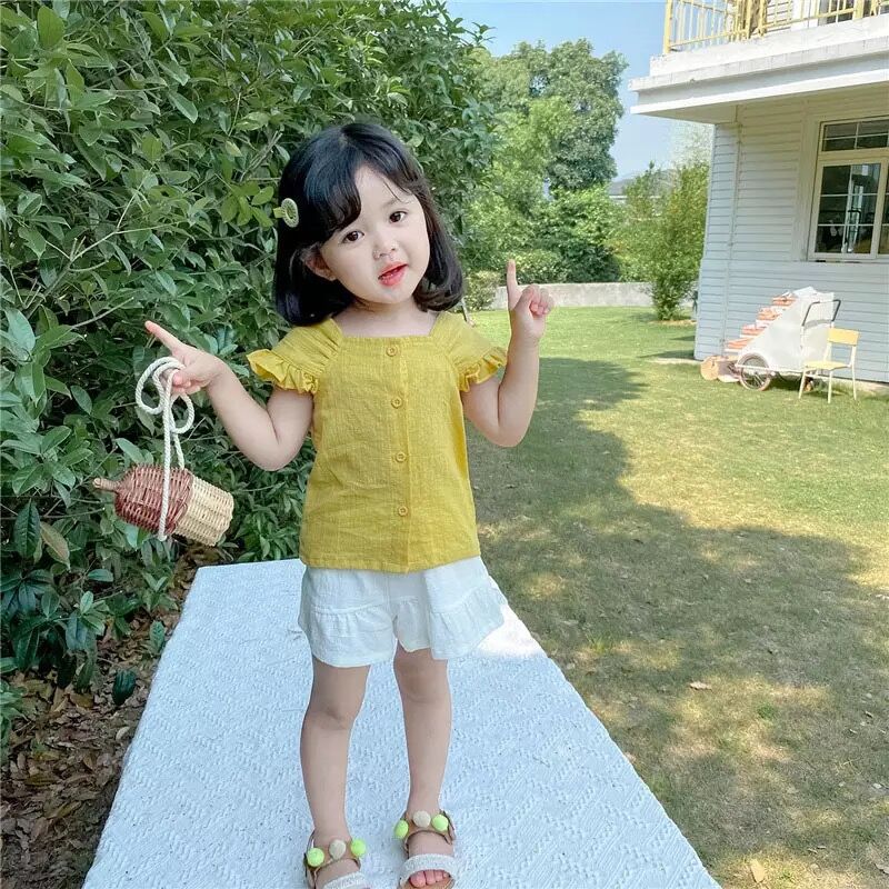 オフショルイエローブラウス×ホワイトショートパンツセットアップ(2105