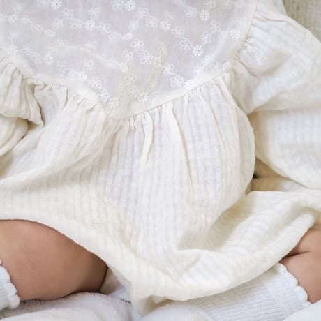 即納【bebeholic】flower embroidery  rompers (be18)
