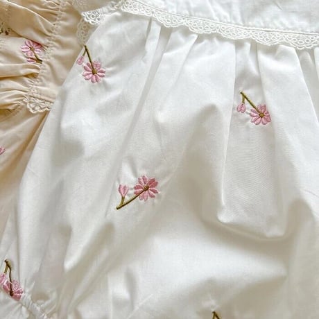 フラワー刺繍スクエアpetitフリルロンパース(2694)