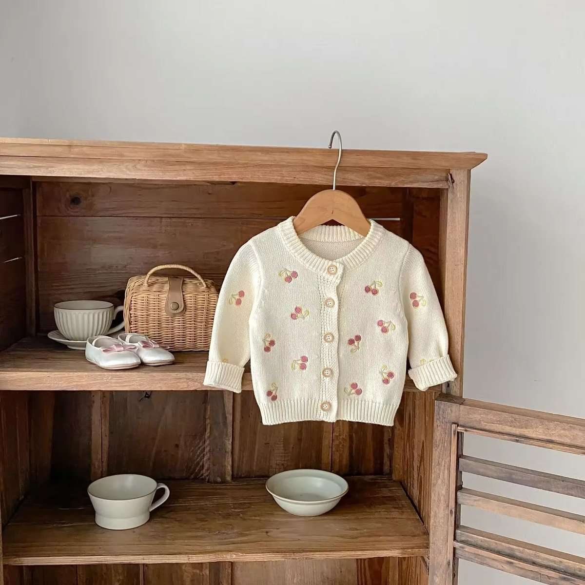 チェリーレッド刺繍ニットカーディガン(667) | こどもふく moco kids