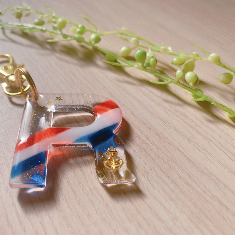 K-008】トリコロール クリア イニシャル キーホルダー | TricoloreDaisy