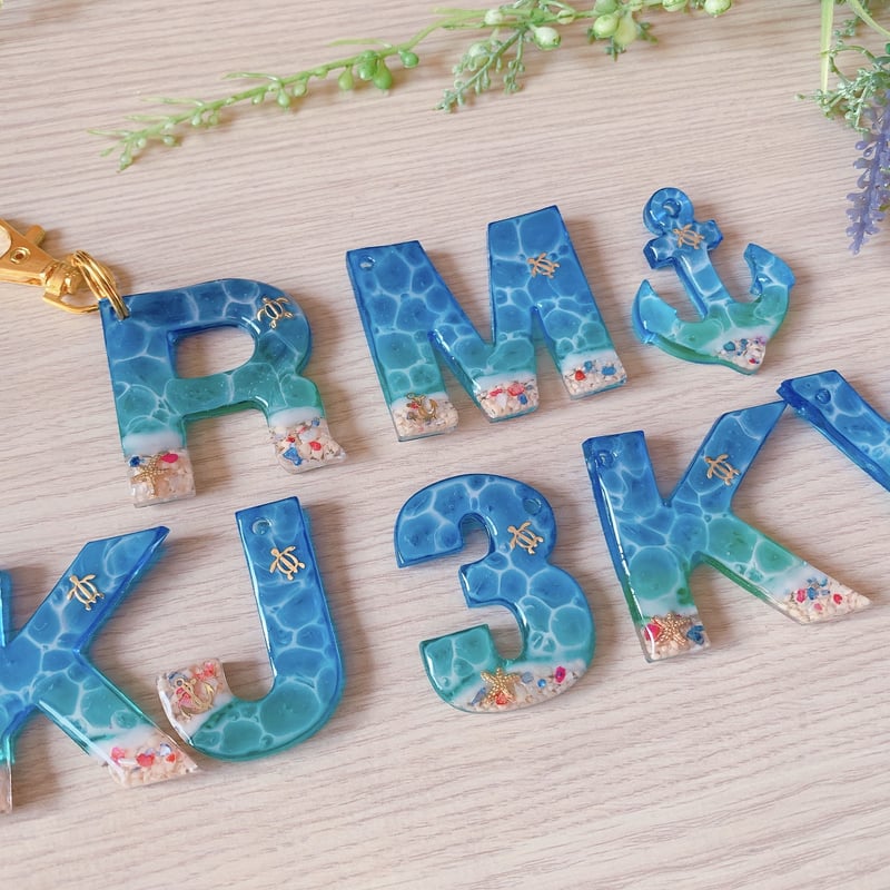 K-024】海 水面 イニシャル キーホルダー | TricoloreDaisy