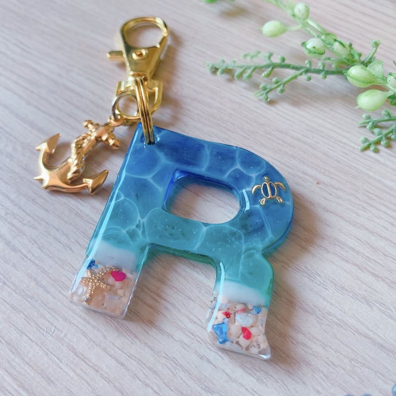 K-024】海 水面 イニシャル キーホルダー | TricoloreDaisy