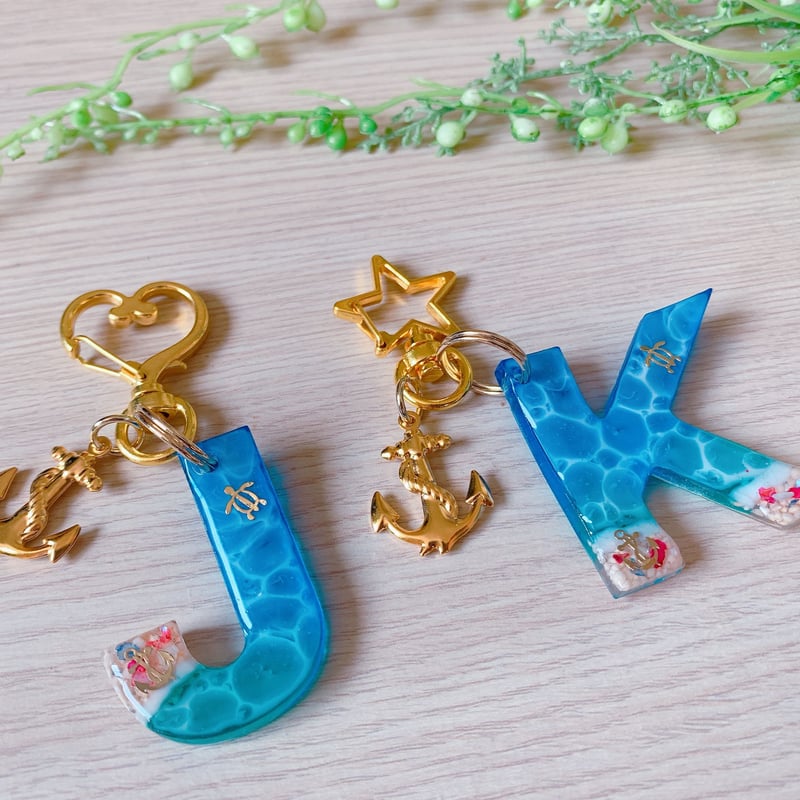 K-024】海 水面 イニシャル キーホルダー | TricoloreDaisy K-024】海 水面 イニシャル キーホルダー | TricoloreDaisy