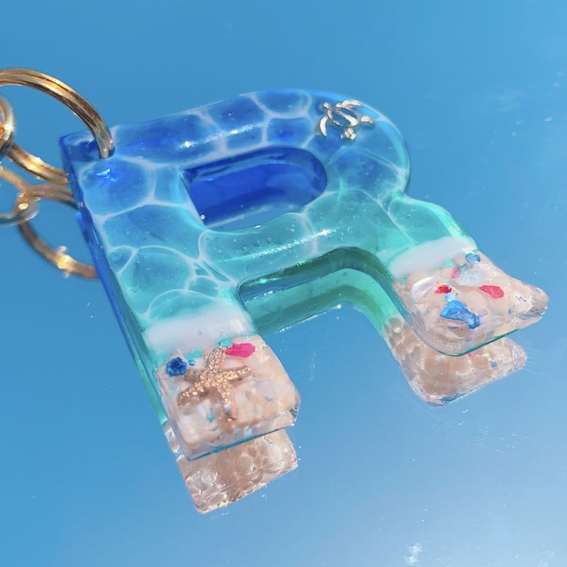 K-024】海 水面 イニシャル キーホルダー | TricoloreDaisy K-024】海 水面 イニシャル キーホルダー | TricoloreDaisy