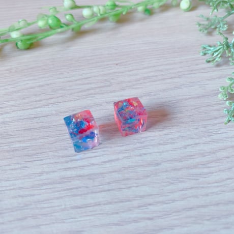 【M-055-P】トリコロール ホロ キューブ ピアス