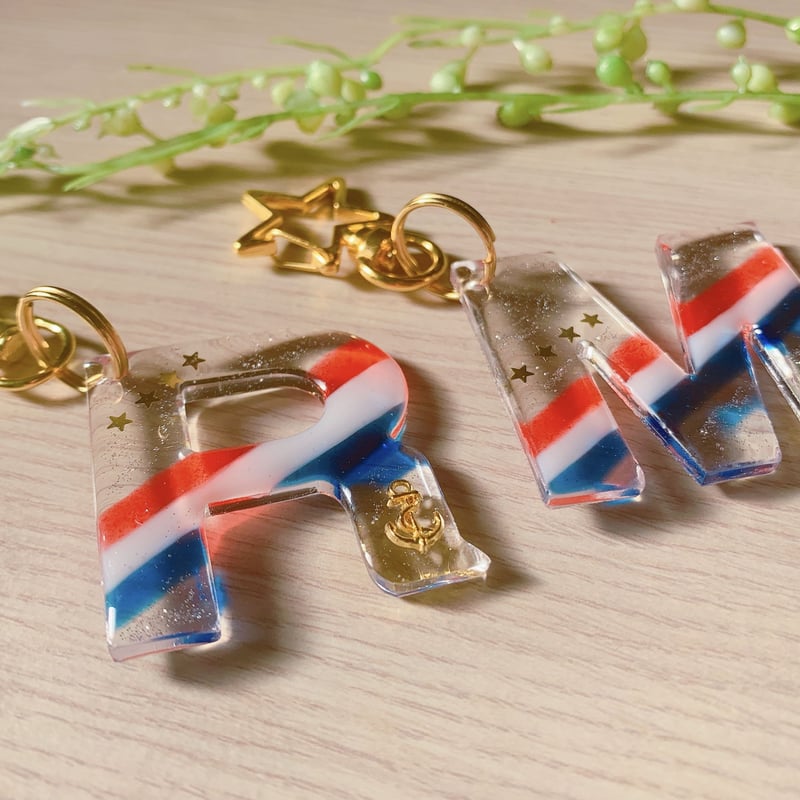 K-008】トリコロール クリア イニシャル キーホルダー | TricoloreDaisy