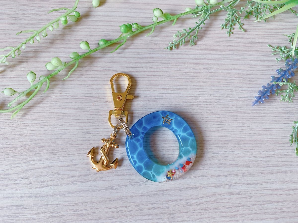菜々美様専用 海のイニシャルキーホルダー ブルーとエメラルドグリーン