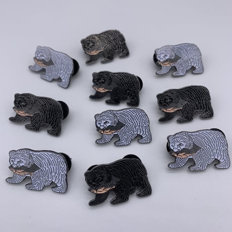 Wood carving bear White original design  pins  木彫りの熊　ピンバッジ　黒