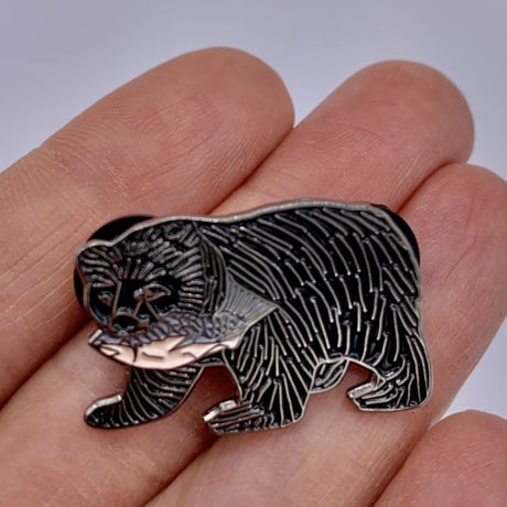 Wood carving bear White original design  pins  木彫りの熊　ピンバッジ　黒