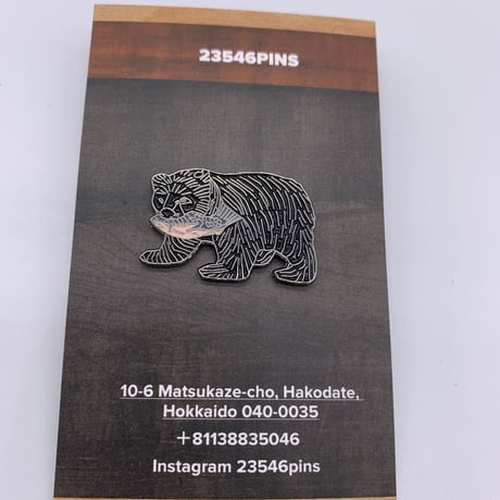 Wood carving bear White original design  pins  木彫りの熊　ピンバッジ　黒