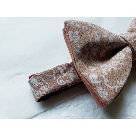 蝶ネクタイ　KIMONO fabric 　白抜き　型友禅　唐草 　上京蝶帯