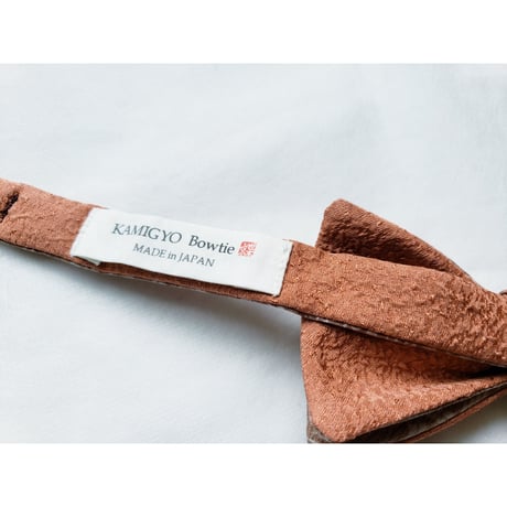 蝶ネクタイ　KIMONO fabric 　白抜き　型友禅　唐草 　上京蝶帯