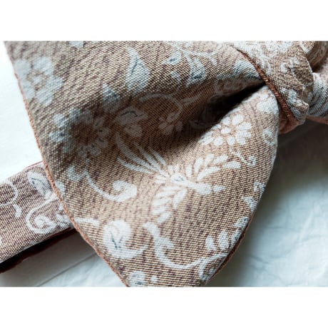 蝶ネクタイ　KIMONO fabric 　白抜き　型友禅　唐草 　上京蝶帯