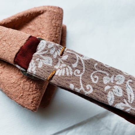 蝶ネクタイ　KIMONO fabric 　白抜き　型友禅　唐草 　上京蝶帯