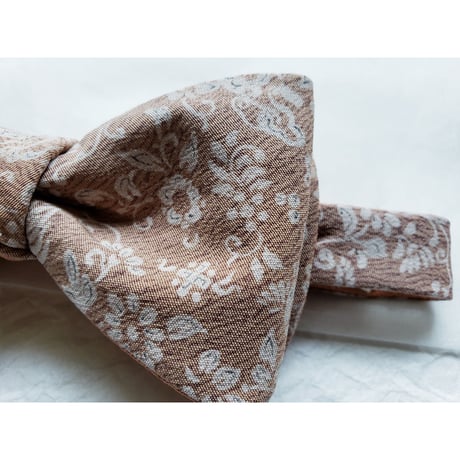 蝶ネクタイ　KIMONO fabric 　白抜き　型友禅　唐草 　上京蝶帯