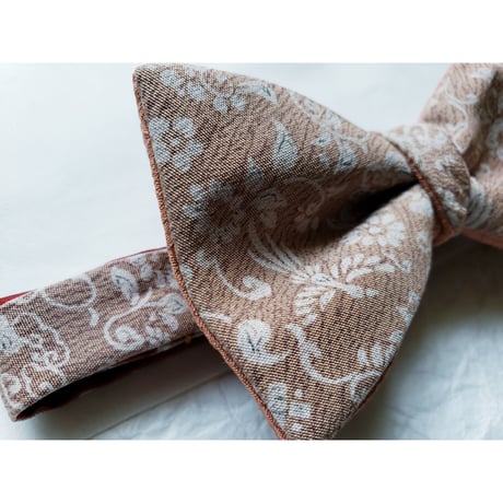蝶ネクタイ　KIMONO fabric 　白抜き　型友禅　唐草 　上京蝶帯