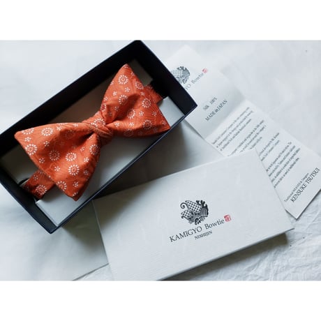 蝶ネクタイ　KIMONO fabric 　白抜き　型友禅 　上京蝶帯