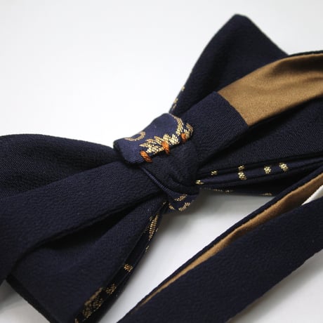 蝶ネクタイ　Noh fabric　金襴　紺地唐草文様　上京蝶帯 #570