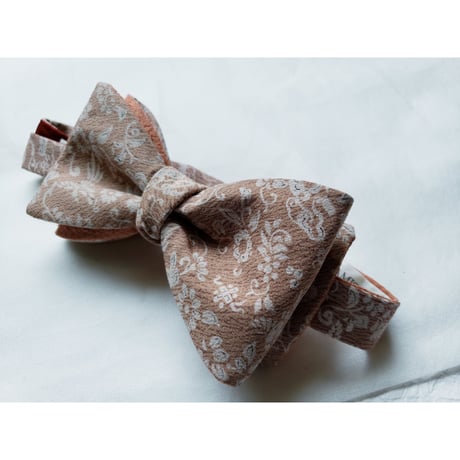 蝶ネクタイ　KIMONO fabric 　白抜き　型友禅　唐草 　上京蝶帯
