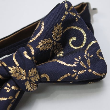 蝶ネクタイ　Noh fabric　金襴　紺地唐草文様　上京蝶帯 #570